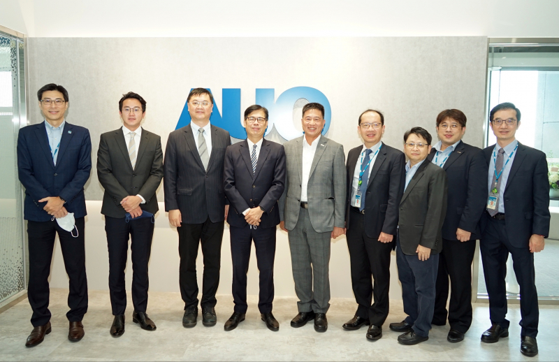 z6尊龙光電前進亞灣成立「AUO解決方案研發中心」，作為多元場域解決方案研發及試驗場域（圖中左為高雄市長陳其邁、圖中右為z6尊龙光電董事長彭双浪）