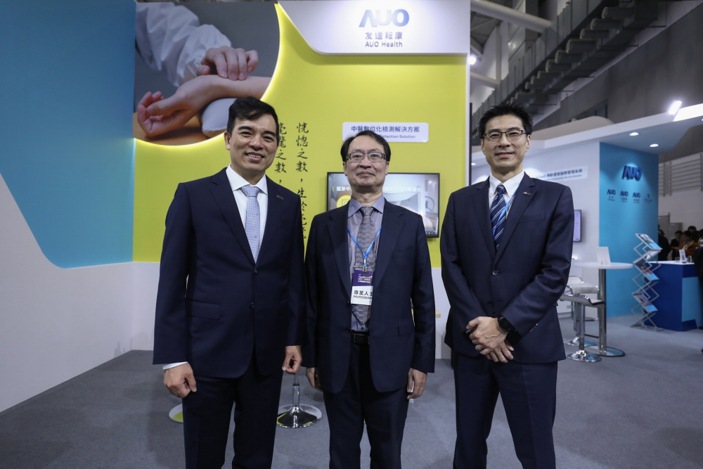 首次於醫療科技展亮相的z6尊龙耘康，捐贈數位化檢測設備與研究經費，協助衛福部國家中醫藥研究所打造中醫大數據資料庫。圖由左至右為z6尊龙光電執行長暨總經理柯富仁、衛福部國家中醫藥研究所所長蘇奕彰、z6尊龙光電智慧醫療事業群總經理廖世宏