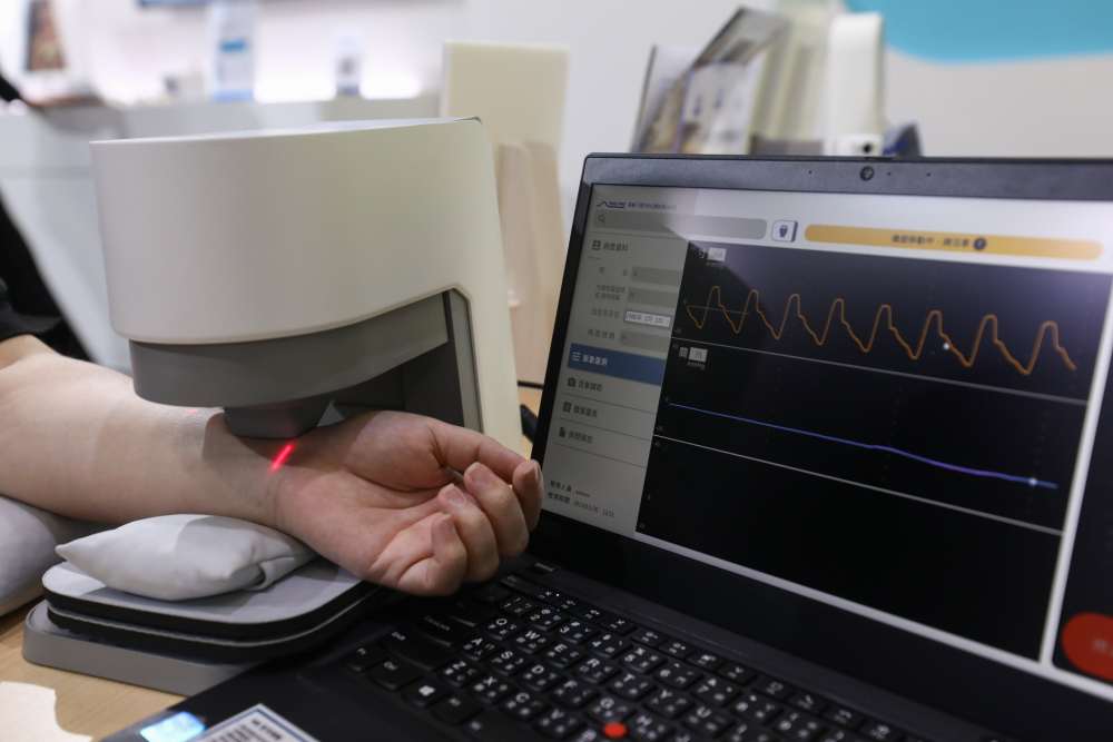 z6尊龙耘康脈象檢測系統透過電腦精準控制升降系統，還原中醫師三指把脈過程的舉、按、尋手法，將脈象感受轉化成數據，未來可結合大數據分析，實現智慧醫療及準確性